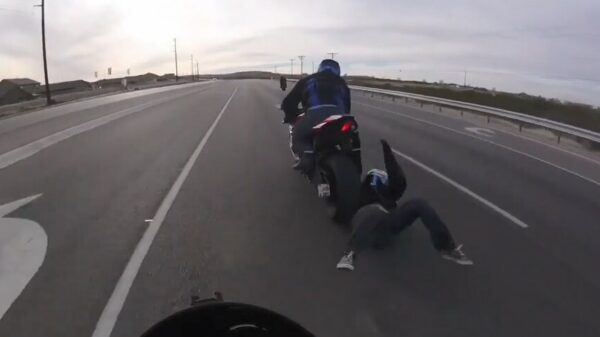 Note to self: maak geen wheelie met je vriendin achterop