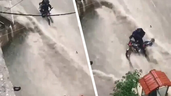 Pechvogel met brommert gaat kopje onder tijdens overstroming