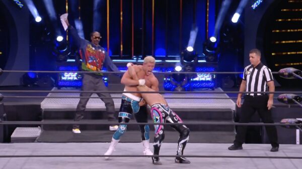 Snoop vliegt de ring door tijdens AEW-worstelwedstrijd