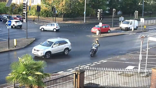 Motorrijder skrrt skrrt op zijn plaat als hij over een plas olie rijdt