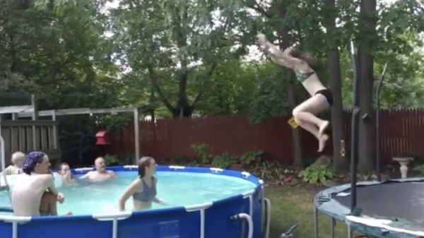 Tip van de dag: spring nooit via een trampoline het zwembad in