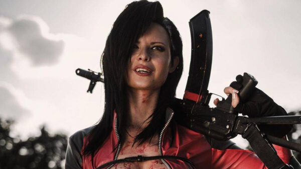 Russische cosplay-dame helpt jou de laffe zondag wel door