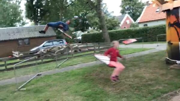 Het moment waarop je je realiseert dat je te groot bent voor de zweefmolen