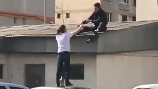 Altijd fijn als dronken maatje je een handje helpt