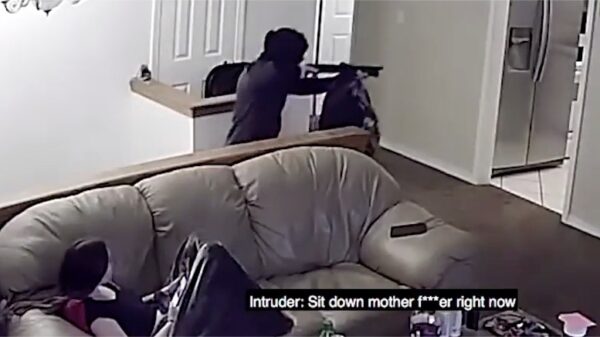 Overvaller met shotgun valt huis binnen en gaat op zoek naar drugs