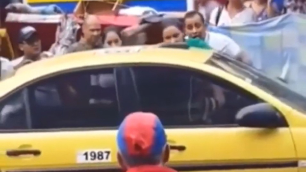 Kerel heeft verkeerde taxichauffeur uitgezocht voor een verkeersruzie