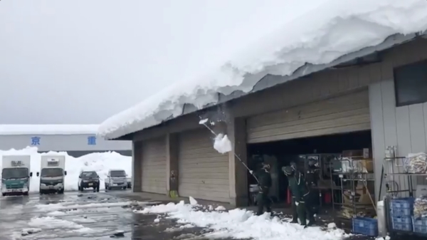 Lifehack: zo verwijder je 100 miljoenmiljard kilo sneeuw van je dak