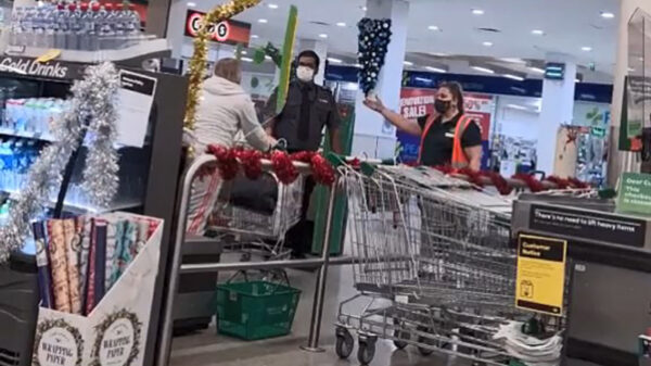 Schreeuwlelijk gaat full retard XL tijdens het boodschappen doen
