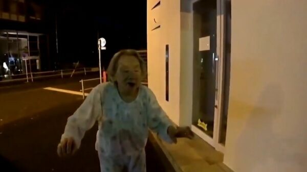 Wholesome: streamer helpt verward en verdwaald oud vrouwtje