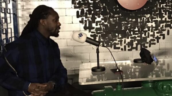 Akwasi bedreigt journalist en pakt laptop af na vraag over Zwarte Piet-uitspraak