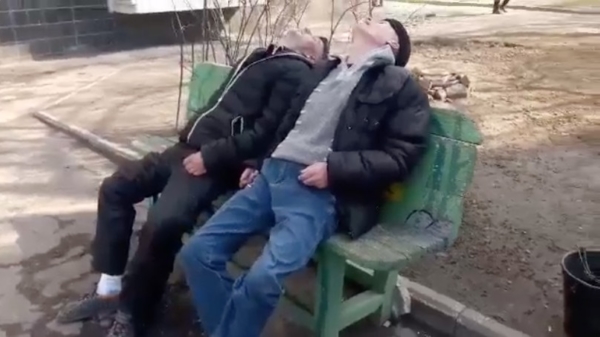 Twee Russische kameradski's genieten gebroederlijk van hun vrije woensdagmiddag