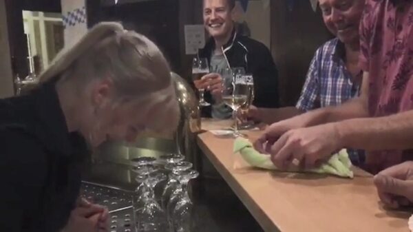 Duitser komt met een trucje om barvrouw te imponeren