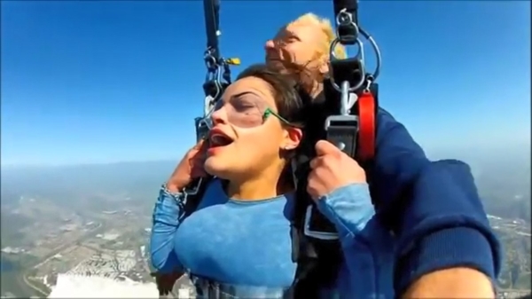 Jongedame geniet misschien iets té veel tijdens het skydiven