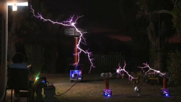 It's electrifying: Tesla Coils spelen 'Seven Nation Army'