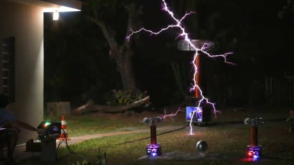 It's electrifying: Tesla Coils spelen 'Seven Nation Army'