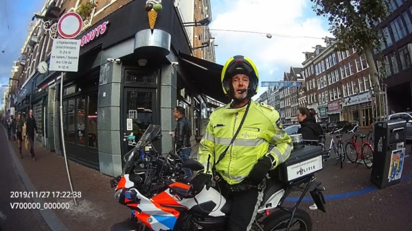 Vlogger doet bijdehand tegen Amsterdamse agent: STAMNUMMER!!1