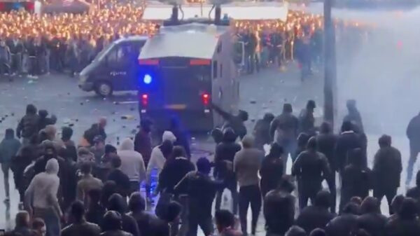 Mobiele Eenheid spuit met waterkanon rellende supporters terug naar Italië