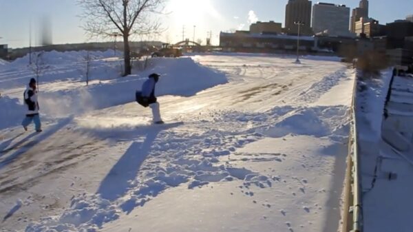 Het slechtste idee van de dag: jezelf op ski's van een brug laten katapulteren