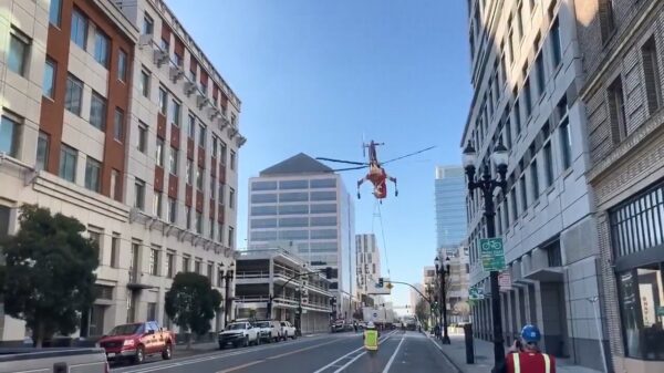 Peentjes zweten als helikopter een gigantische airco op straat laat vallen
