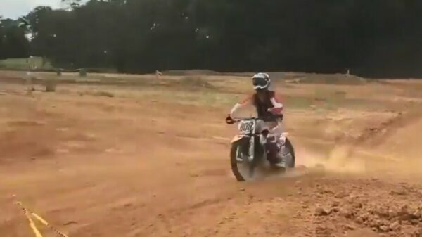 Crossmotor neemt verkeerde afslag