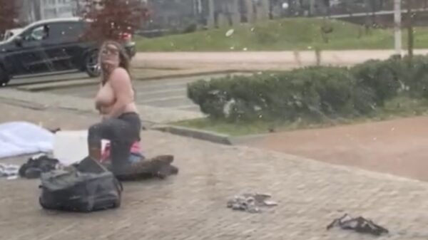 Verwarde vrouw kleed zich uit voor station Bergen op Zoom