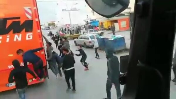 Vrachtwagenchauffeur toont de risico's van het rijden door een migrantenstad