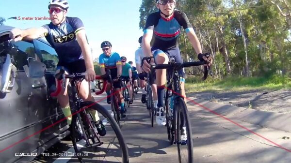 Groepje wielrenners wordt onderuit gekegeld door blinde automobilist