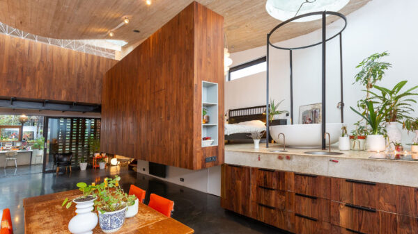 Altijd al vanuit bad je eten willen koken? In dit designerhuis in Enschede kan het!