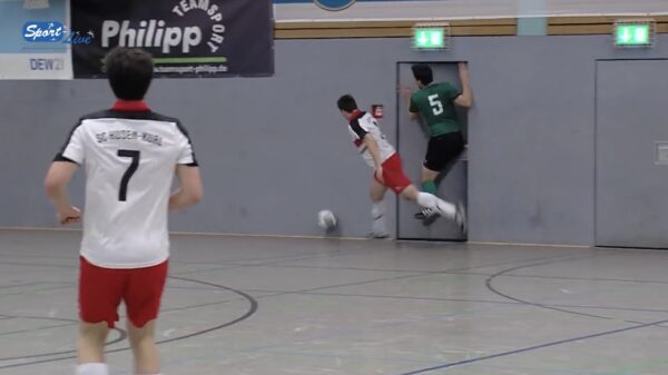 Hooligan wordt pislink tijdens potje zaalvoetbal