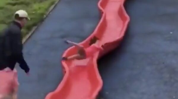 De maker van deze glijbaan heeft sowieso een hekel aan kinderen