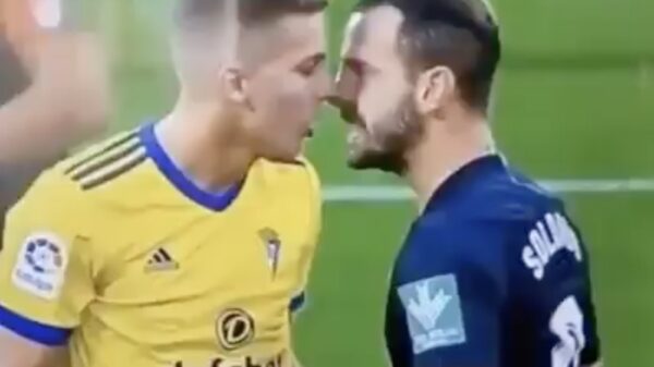 Deze voetbalninja schakelt zijn tegenstanders met één hand uit