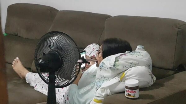 Aziatische dame blijkt absolute Nutella-professional