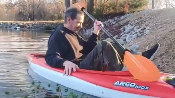 Kay jakkert uit zijn kajak