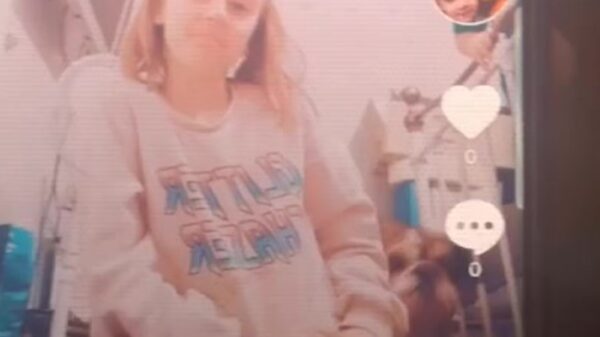 Hond hangt de klootzak uit als meisje Tik Tok-video probeert te maken