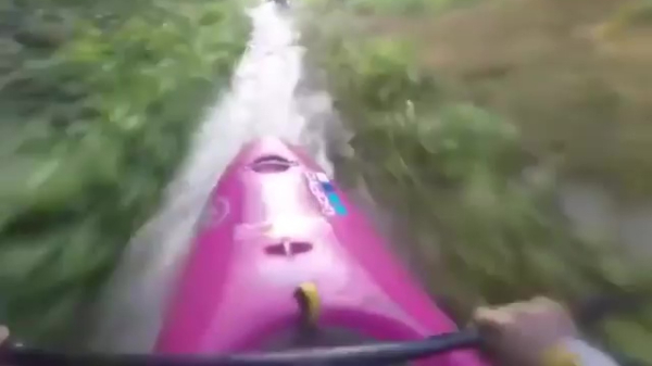 Even vol gas met een kayak door een stroompje joekelen