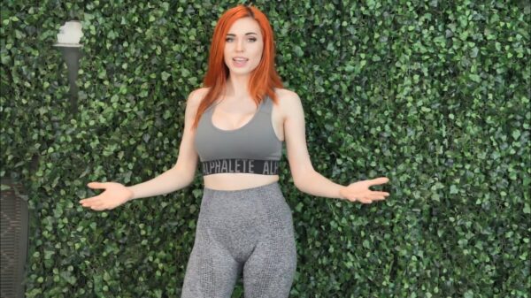Twitch-streamer Amouranth hijst zich in een heleboel yogabroeken
