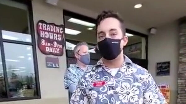 Winkeleigenaar met engelengeduld wordt belaagd door kudde Karens