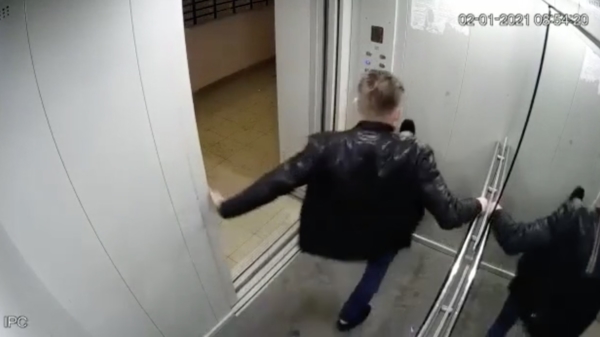 Dronken Dimitri Verhoefski denkt dat je een lift bedient door hem te slopen