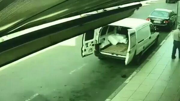 Oude doos: motorrijder ziet een gaatje en gaat er helemaal voor