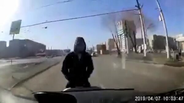 Voetganger heeft vreemde methode om niet op de motorkap te belanden