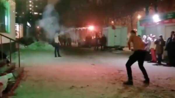 Ouderwets vuurwerkgevecht met Romeinse kaarsen blijkt niet helemaal eerlijk te zijn