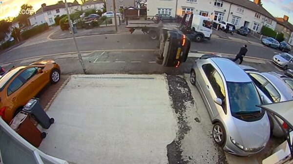 Voetganger wordt nét niet omver gekegeld door koprollende auto