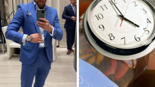 Conor McGregor patst met zijn nieuwe horloge (van een miljoen), pak én Rolls Royce
