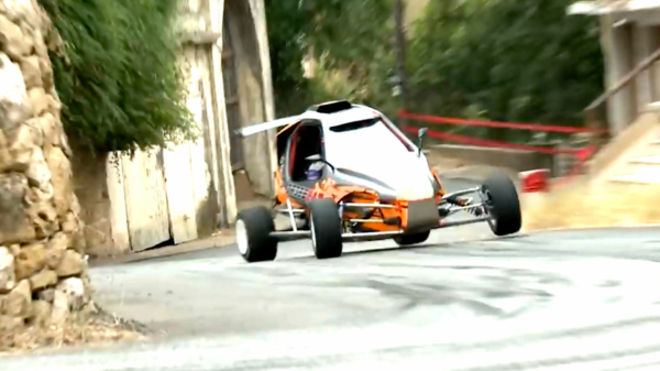 Supervet: met een cross car vol gas door de stad knallen