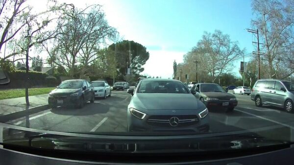Portie karma op je porem: stoertje in Mercedes trapt het gaspedaal in