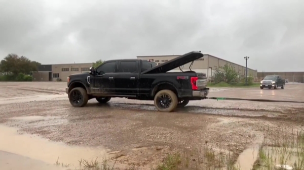 Vrachtwagen uit de modder te trekken? Gaat prima met Ford F-250