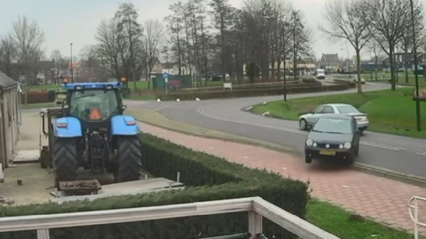 Racemonster in Veen verliest macht over het stuur en parkeert 'm in de sloot