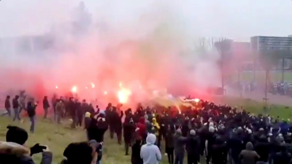 Feyenoord-supporters hebben lak aan coronaregels en bezoeken massaal training in aanloop naar de klassieker