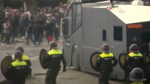 Chaos op het Museumplein in Amsterdam: ME verdrijft demonstranten, noodbevel van kracht