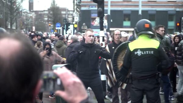 Meer heftige beelden van de ME die in Amsterdam keihard ingrijpt